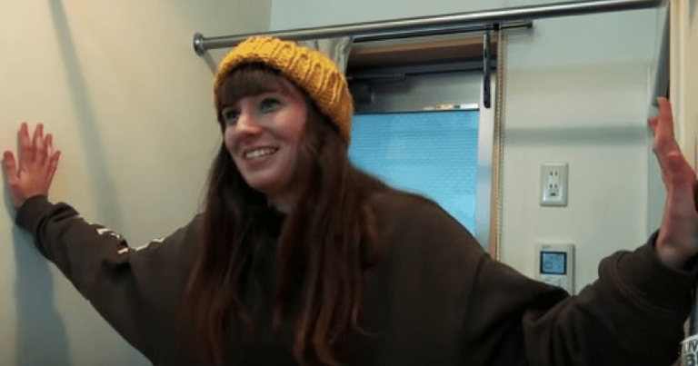 O femeie locuiește într-un apartament de mic din Tokyo, dar consideră că este locul ideal pentru ea