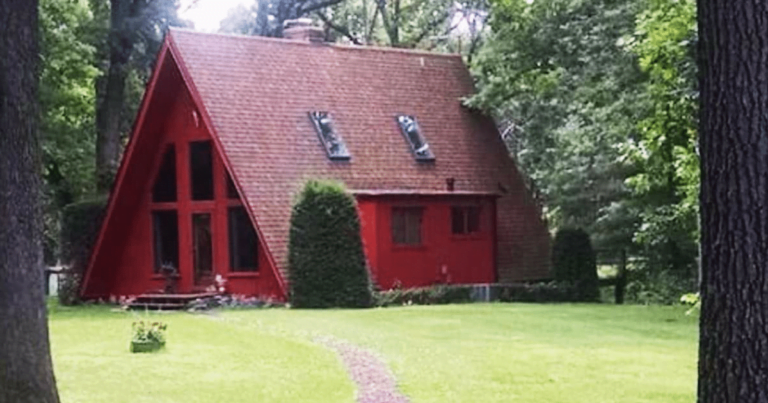 O cabană de culoare rosu aprins are un interior confortabil. Puțini oameni mai apreciază astfel de cabane.