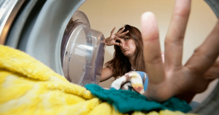 Cum poți scăpa de mirosul neplăcut al mașinii de spălat cu doar două ingrediente minune!