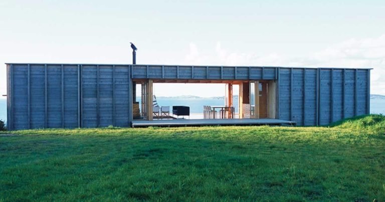 O casă mică făcută dintr-un container.Arată superb și se află lângă ocean!