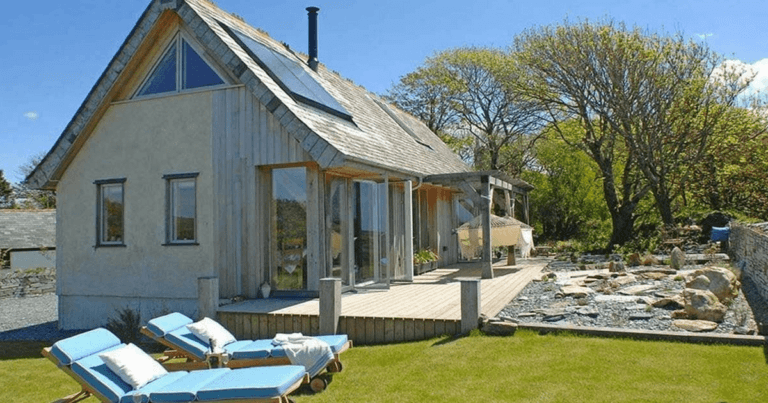 O casuță mică de vacanță cu un interior spectaculos!