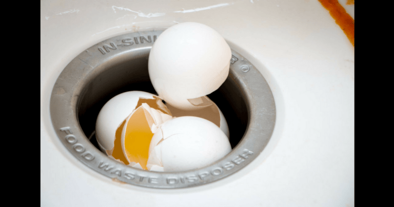 12 lucruri pe care niciodată nu trebuie să le arunci în scurgerea de la chiuvetă