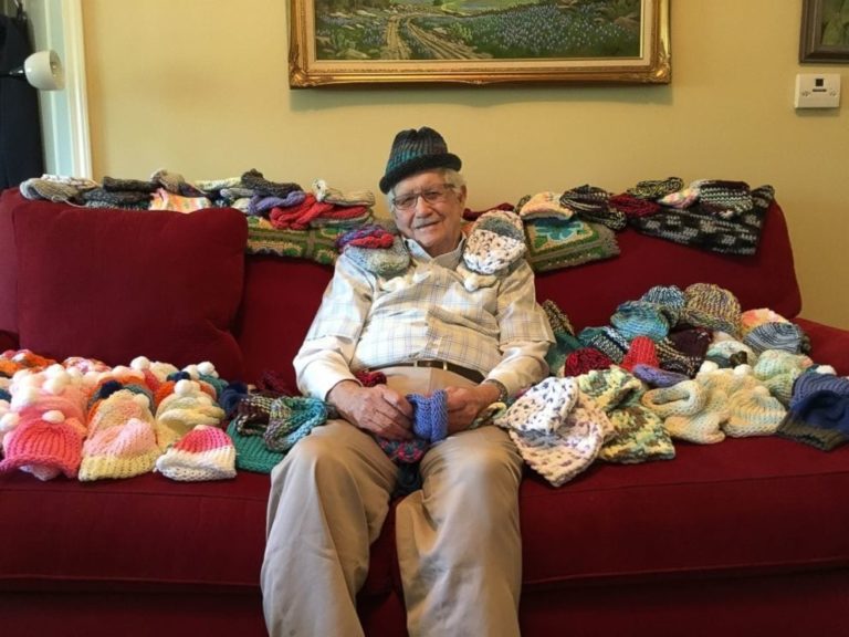 Acest bunic în vârstă de 86 de ani a învăţat să croşeteze pentru o cauză nobilă. Un exemplu pentru noi toţi!