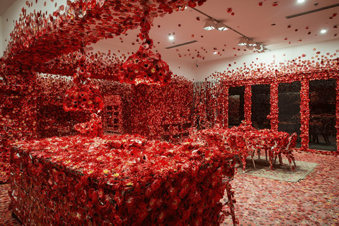 O artistă japoneză a acoperit întreg apartamentul cu flori iar rezultatul este magic