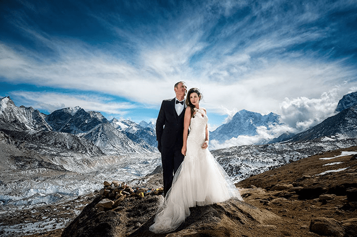 Au vrut să fie diferiţi şi s-au căsătorit pe muntele Everest. Pozele lor de la nuntă sunt incredibile!