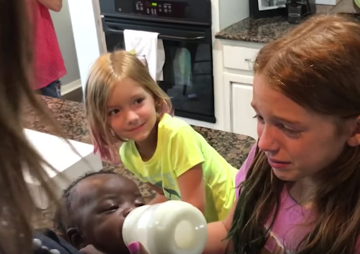 Părinții și-au surprins fetele cu o surioară adoptată, dar priviți reacția surorii mai mari
