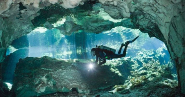 Scafandri găsesc cea mai mare peșteră subacvatică din lume unde descoperă secrete minunate ale vieții și culturii Maya